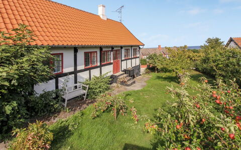 Melusine - 200M from the Sea: Hus, Hjem, Tag, Sommerhus, Busk, Sidespor, Dør, Have, Stuehus