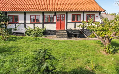Melusine - 200M from the Sea: Hus, Hjem, Tag, Sommerhus, Busk, Sidespor, Dør, Have, Stuehus