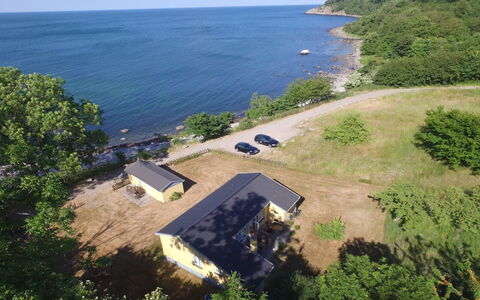 Zina - 25M from the Sea: Møbel, Indretning, Stol, Gulvbelægning, Bord, Udvej, Etage, Loft, Værelse, Eco Hotel