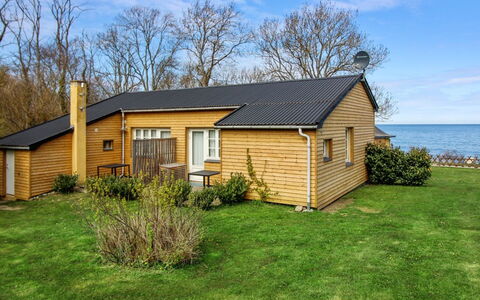Zina - 25M from the Sea: Møbel, Indretning, Stol, Gulvbelægning, Bord, Udvej, Etage, Loft, Værelse, Eco Hotel