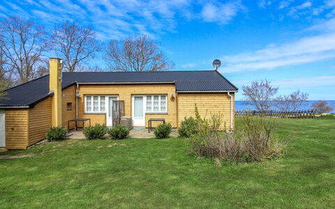 Zina - 25M from the Sea: Møbel, Indretning, Stol, Gulvbelægning, Bord, Udvej, Etage, Loft, Værelse, Eco Hotel