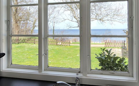 Zina - 25M from the Sea: Møbel, Indretning, Stol, Gulvbelægning, Bord, Udvej, Etage, Loft, Værelse, Eco Hotel