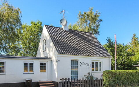 Rask - 3Km from the Sea: Træ, Hus, Sommerhus, Hjem, Tag, Landdistrikt, Sidespor, Bjælkehytte, Garden Bygninger, Hårdttræ