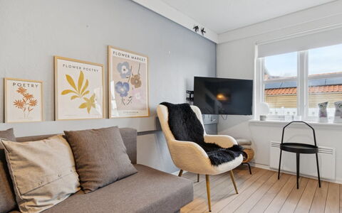 Majvi - 300M from the Sea: Træ, Tag, Arkitektur, Hjem, Hus, Sommerhus, Sidespor, Hårdttræ, Hældning, Estate