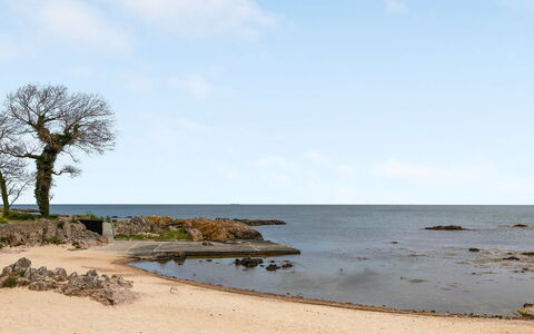 Majvi - 300M from the Sea: Træ, Tag, Arkitektur, Hjem, Hus, Sommerhus, Sidespor, Hårdttræ, Hældning, Estate