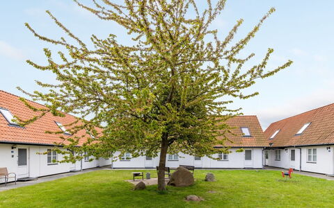 Majvi - 300M from the Sea: Træ, Tag, Arkitektur, Hjem, Hus, Sommerhus, Sidespor, Hårdttræ, Hældning, Estate