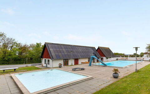 Majvi - 300M from the Sea: Træ, Tag, Arkitektur, Hjem, Hus, Sommerhus, Sidespor, Hårdttræ, Hældning, Estate