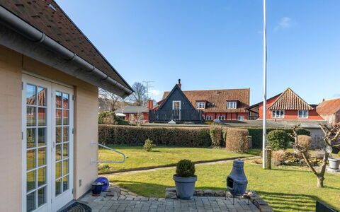 Jolin - 200M from the Sea: Sommerhus, Have, Sidespor, Garden Bygninger, Skygge, Gård, Backyard, Lawn, Stuehus, Landscaping