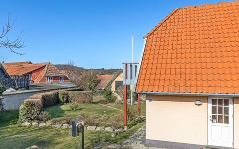 Jolin - 200M from the Sea: Sommerhus, Have, Sidespor, Garden Bygninger, Skygge, Gård, Backyard, Lawn, Stuehus, Landscaping