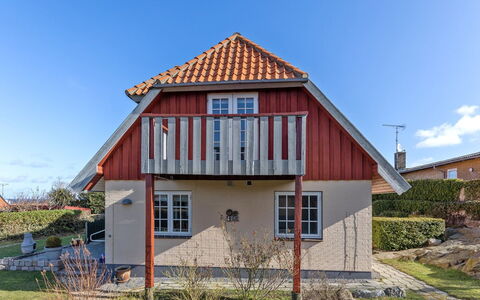 Jolin - 200M from the Sea: Træ, Hus, Sommerhus, Hjem, Tag, Landdistrikt, Sidespor, Bjælkehytte, Garden Bygninger, Hårdttræ