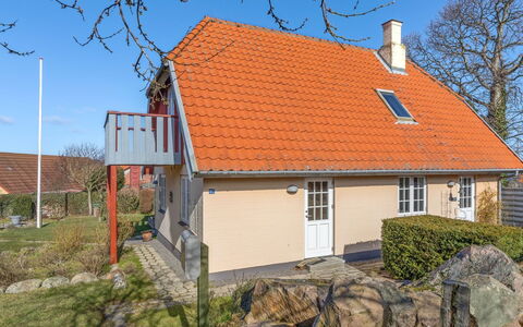 Jolin - 200M from the Sea: Træ, Hus, Sommerhus, Hjem, Tag, Landdistrikt, Sidespor, Bjælkehytte, Garden Bygninger, Hårdttræ