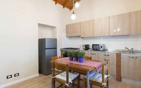 La Masina: Cabinetry, Ejendom, Møbel, Countertop, Køkkenvask, Træ, Komfur, Indretning, Køkken Apparat, Gulvbelægning