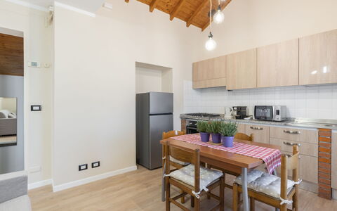 La Masina: Ejendom, Møbel, Cabinetry, Bord, Træ, Countertop, Indretning, Arkitektur, Gulvbelægning, Etage