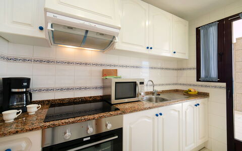Calpe Playa: Countertop, Cabinetry, Køkken Apparat, Bygning, Komfur, Husholdningsapparat, Køkken, Træ, Etage, Gulvbelægning