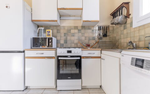 Les Albatros: Bord, Møbel, Ejendom, Countertop, Bordservice, Cabinetry, Mad, Plante, Vindue, Stol