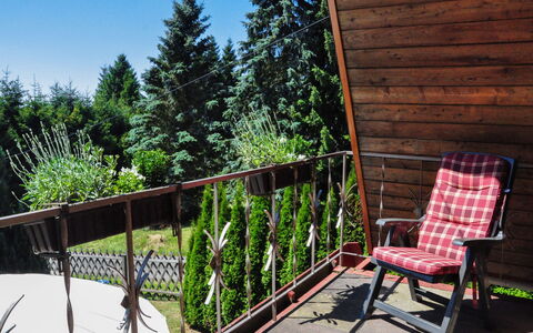 Alwin: Plante, Himmel, Træ, Træ, Skygge, Hegn, Sommerhus, Veranda, Fritid, Bygning