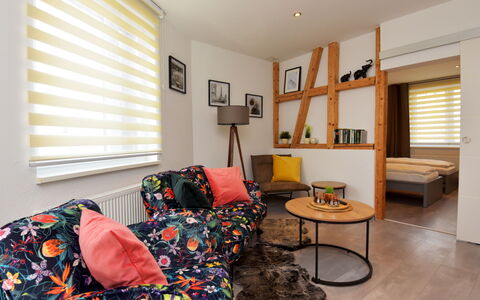 Carola: Møbel, Window Blind, Ejendom, Couch, Vindue, Komfort, Orange, Indretning, Belysning, Træ