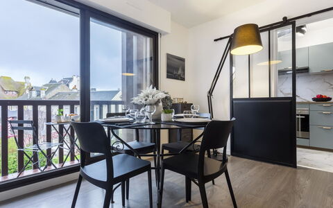 Jean Mermoz: Møbel, Bord, Bygning, Cabinetry, Stol, Vindue, Belysning, Træ, Indretning, Plante