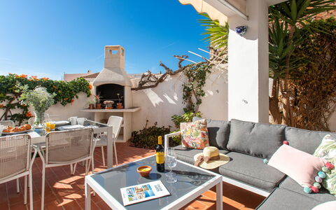 Capuchinos San Juan de Capistrano: Bord, Møbel, Ejendom, Plante, Couch, Himmel, Azure, Stol, Belysning, Udendørs Møbler