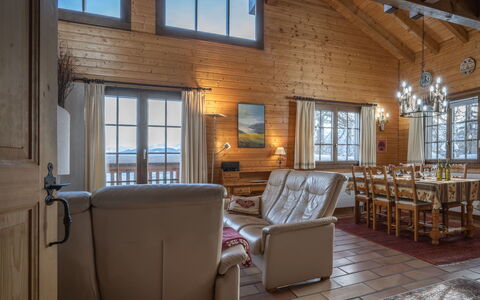 Le Sorbier: Møbel, Ejendom, Vindue, Stol, Træ, Arkitektur, Indretning, Bygning, Bjælke
