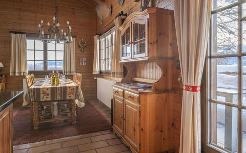 Le Sorbier: Cabinetry, Ejendom, Møbel, Vindue, Skuffe, Træ, Countertop, Indretning, Køkken, Bejdse