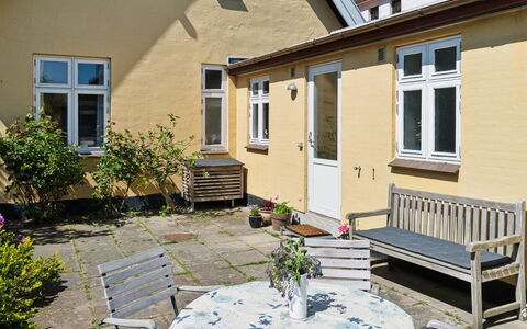 Detlef - 200M from the Sea: Træ, Hus, Sommerhus, Hjem, Tag, Landdistrikt, Sidespor, Bjælkehytte, Garden Bygninger, Hårdttræ