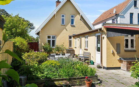Detlef - 200M from the Sea: Træ, Hus, Sommerhus, Hjem, Tag, Landdistrikt, Sidespor, Bjælkehytte, Garden Bygninger, Hårdttræ