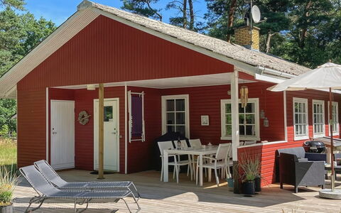Meret - 800M from the Sea: Træ, Sommerhus, Udendørs Møbler, Dør, Hus, Tag, Hjem, Skygge, Veranda, Stol