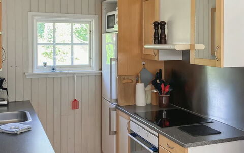 Meret - 800M from the Sea: Køkken, Køkken Apparat, Gulvbelægning, Køkkenvask, Træ, Countertop, Indretning, Større Bandage, Møbel, Etage