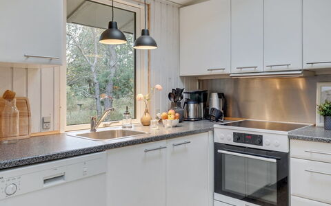 Essi - 300M from the Sea: Køkken, Countertop, Køkken Apparat, Indretning, Cabinetry, Større Bandage, Møbel, Lysarmatur, Husholdningsapparat, Gulvbelægning