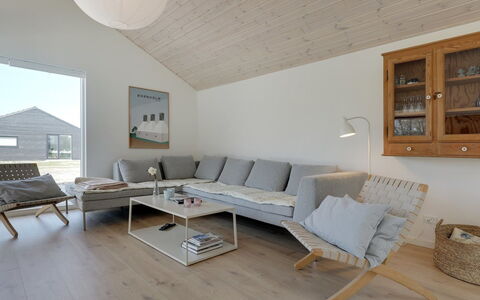 Oke - 350M from the Sea: Gulvbelægning, Træ, Etage, Trægulve, Møbel, Indretning, Stue, Loft, Couch, Hjem