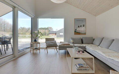 Oke - 350M from the Sea: Træ, Gulvbelægning, Etage, Trægulve, Loft, Hjem, Stue, Planke, Couch, Hårdttræ