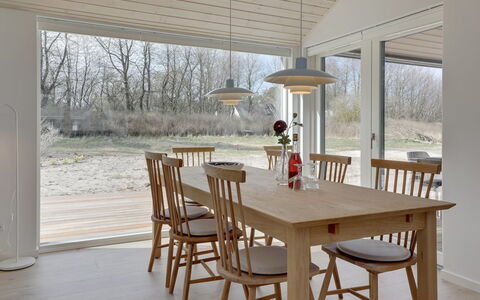 Oke - 350M from the Sea: Gulvbelægning, Træ, Møbel, Etage, Indretning, Køkken & Spisebord, Spisestue, Bord, Stol, Bejdse