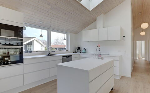 Oke - 350M from the Sea: Træ, Gulvbelægning, Loft, Indretning, Etage, Hjem, Trægulve, Køkken, Countertop, Lysarmatur