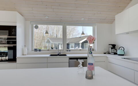 Oke - 350M from the Sea: Indretning, Træ, Køkken, Loft, Countertop, Gulvbelægning, Lysarmatur, Hjem, Etage, Belysning