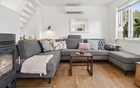 Anemette - 100M from the Sea: Møbel, Couch, Indretning, Gulvbelægning, Træ, Etage, Stue, Hjem, Værelse