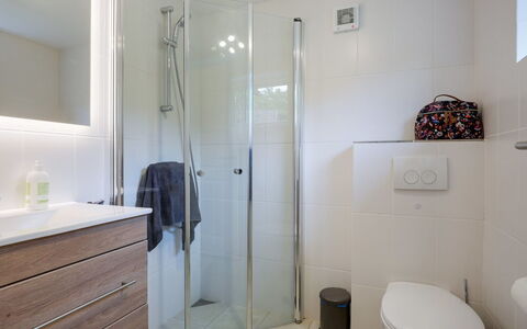 Anemette - 100M from the Sea: Badeværelse, Gulvbelægning, Indretning, Etage, Væg, Sanitærarmatur, Badeværelsesvask, Badeværelsesskab, Toilet, Vvs