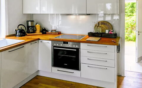 Anemette - 100M from the Sea: Køkken Apparat, Køkken, Countertop, Cabinetry, Større Bandage, Møbel, Husholdningsapparat, Gulvbelægning, Træ, Komfur