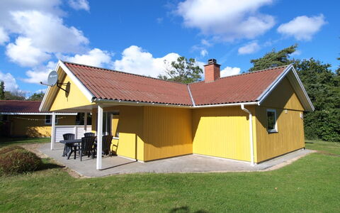 Berthilde - 400M from the Sea: Træ, Hus, Sommerhus, Hjem, Tag, Landdistrikt, Sidespor, Bjælkehytte, Garden Bygninger, Hårdttræ