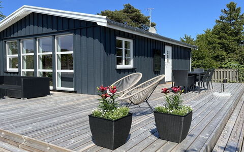 Algeth - 350M from the Sea: Møbel, Indretning, Stol, Gulvbelægning, Bord, Udvej, Etage, Loft, Værelse, Eco Hotel