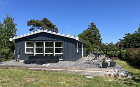 Algeth - 350M from the Sea: Møbel, Indretning, Stol, Gulvbelægning, Bord, Udvej, Etage, Loft, Værelse, Eco Hotel