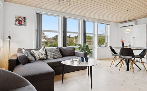 Algeth - 350M from the Sea: Møbel, Indretning, Gulvbelægning, Etage, Træ, Loft, Trægulve, Couch, Stue, Lysarmatur