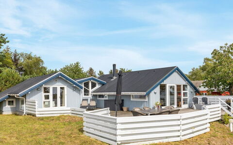 Julietta - 50M from the Sea: Busk, Urban Design, Bunddække, Mursten, Lejlighed, Estate, Murværk, Altan, Landscaping