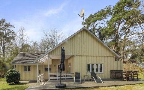 Christella - 200M from the Sea: Træ, Tag, Arkitektur, Hjem, Hus, Sommerhus, Sidespor, Hårdttræ, Hældning, Estate