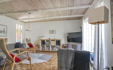 Christella - 200M from the Sea: Træ, Tag, Arkitektur, Hjem, Hus, Sommerhus, Sidespor, Hårdttræ, Hældning, Estate