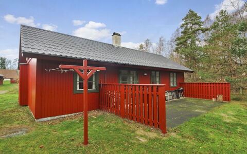 Cvetanka - 200M from the Sea: Træ, Tag, Arkitektur, Hjem, Hus, Sommerhus, Sidespor, Hårdttræ, Hældning, Estate