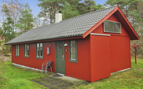 Cvetanka - 200M from the Sea: Træ, Tag, Arkitektur, Hjem, Hus, Sommerhus, Sidespor, Hårdttræ, Hældning, Estate