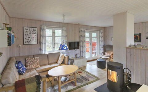 Cvetanka - 200M from the Sea: Træ, Tag, Arkitektur, Hjem, Hus, Sommerhus, Sidespor, Hårdttræ, Hældning, Estate