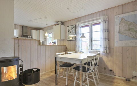 Cvetanka - 200M from the Sea: Træ, Tag, Arkitektur, Hjem, Hus, Sommerhus, Sidespor, Hårdttræ, Hældning, Estate