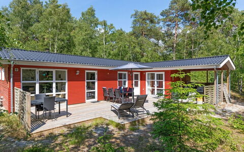 Lisa - 650M from the Sea: Bygning, Hus, Vindue, Hjem, Tag, Boligområde, Busk, Sommerhus, Land Lot